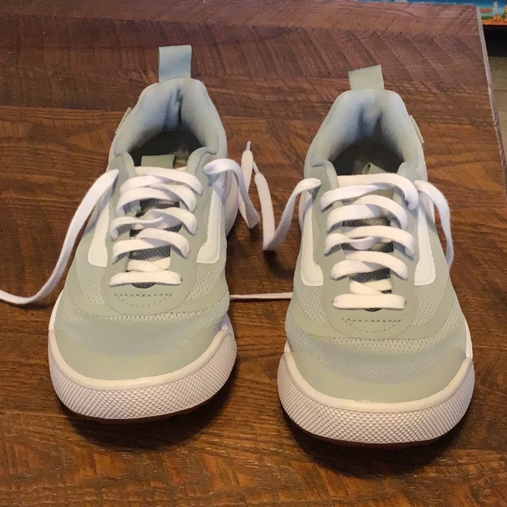 Lightly worn Van’s unisex Ultra Range sneakers